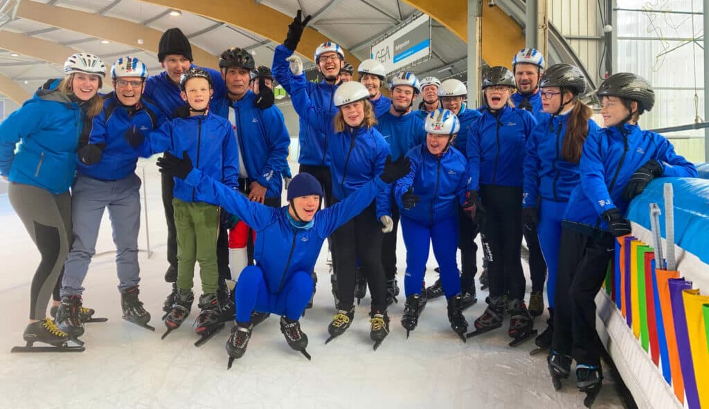 Deelnemers van de g-schaatsen op de ijsbaan haarlem. Stichting Aangepast Schaatsen organiseert op zaterdagochtend lessen.