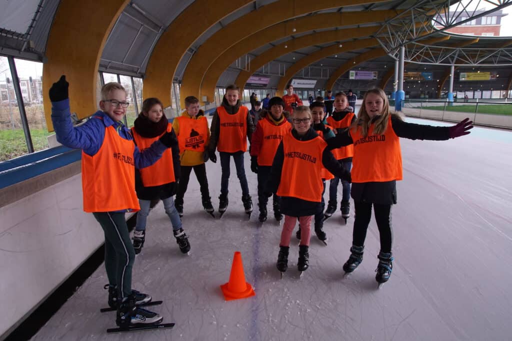 Schoolschaatsen op de ijsbaan. Altijd een feest voor de leerlingen.