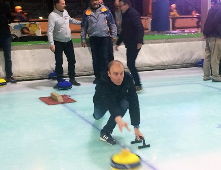 Be Event Group organiseert in Haarlem ijsspelen als bedrijfuitje. Je kunt ondermeer curling spelen.