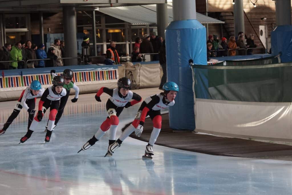 Op de IJsbaan Haarlem kun je alle schaatssporten beoefenen. Deze afbeelding toont een marathonwedstrijd voor de jeugd.