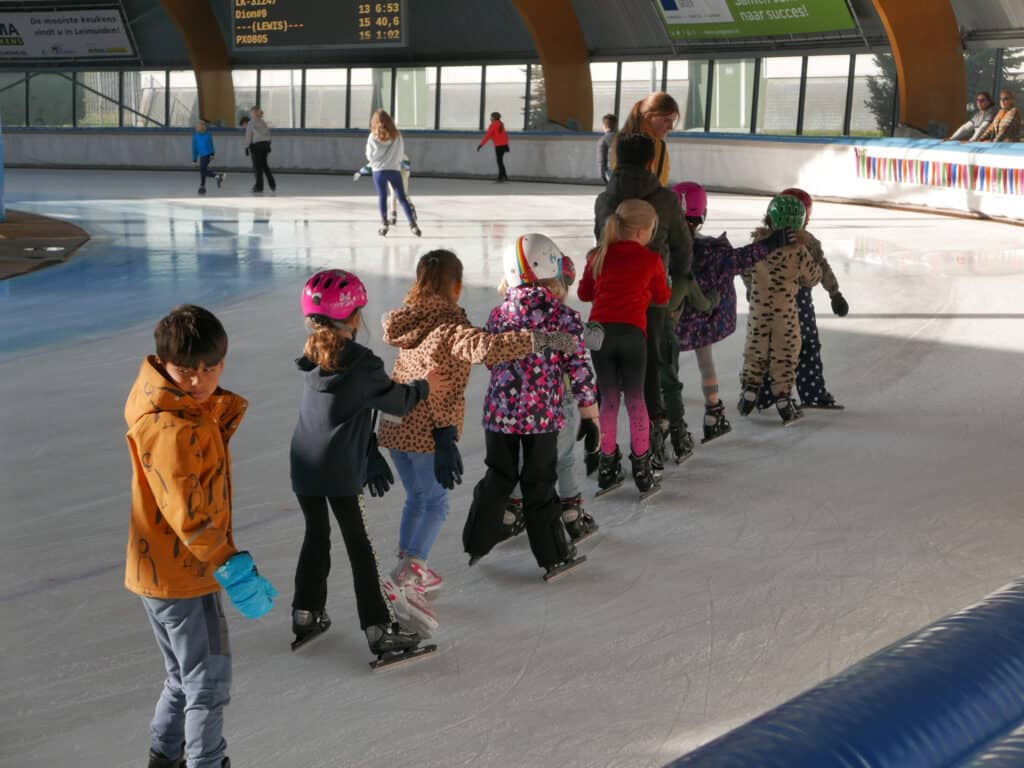 Kinderfeestjes zijn een ijsfeest. Spelenderwijze met elkaar leren schaatsen onder leiding van een instructeur van Kras Sport