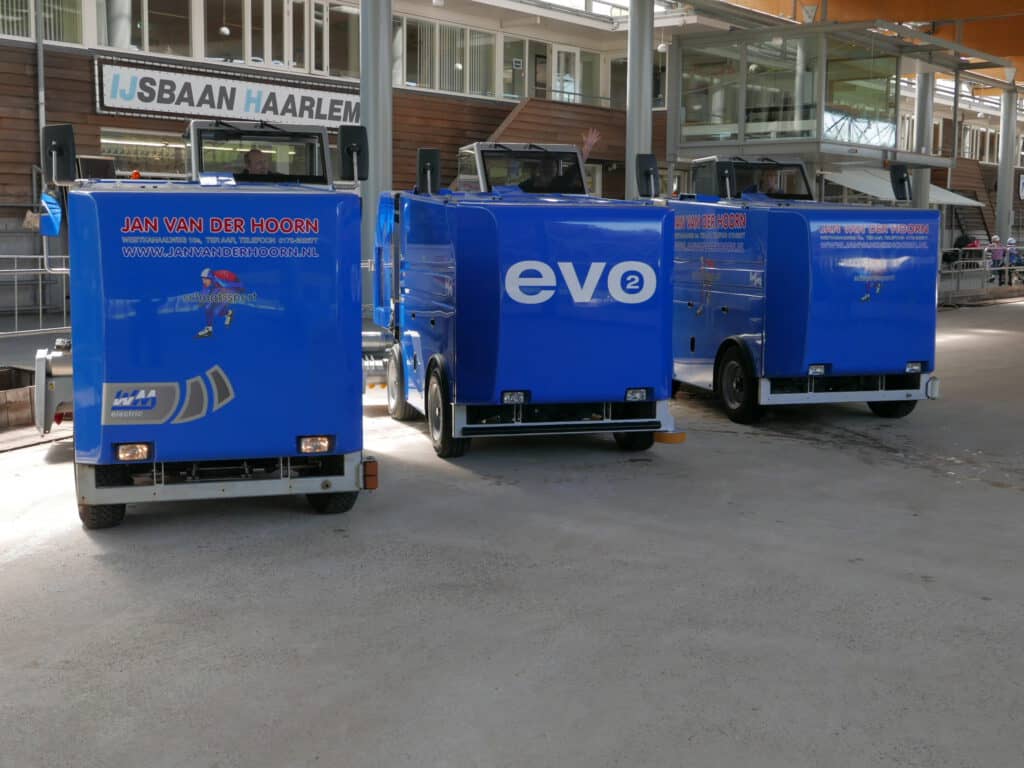 Het ijs wordt in Haarlem verzorgd met drie ijsmachines van het merk WM. Het ijs wordt volgens een dweilschema gedaan. Ieder uur wordt de 400meterbaan verzorgd.