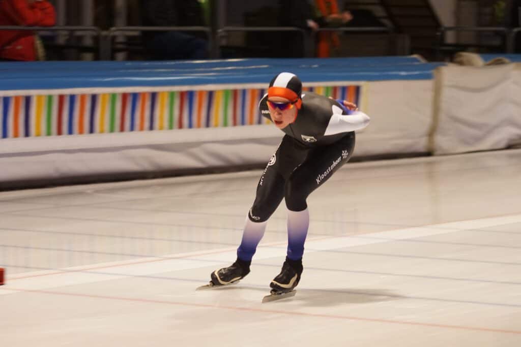 Deelnemer aan een langebaanwedstrijd op de ijsbaan. 