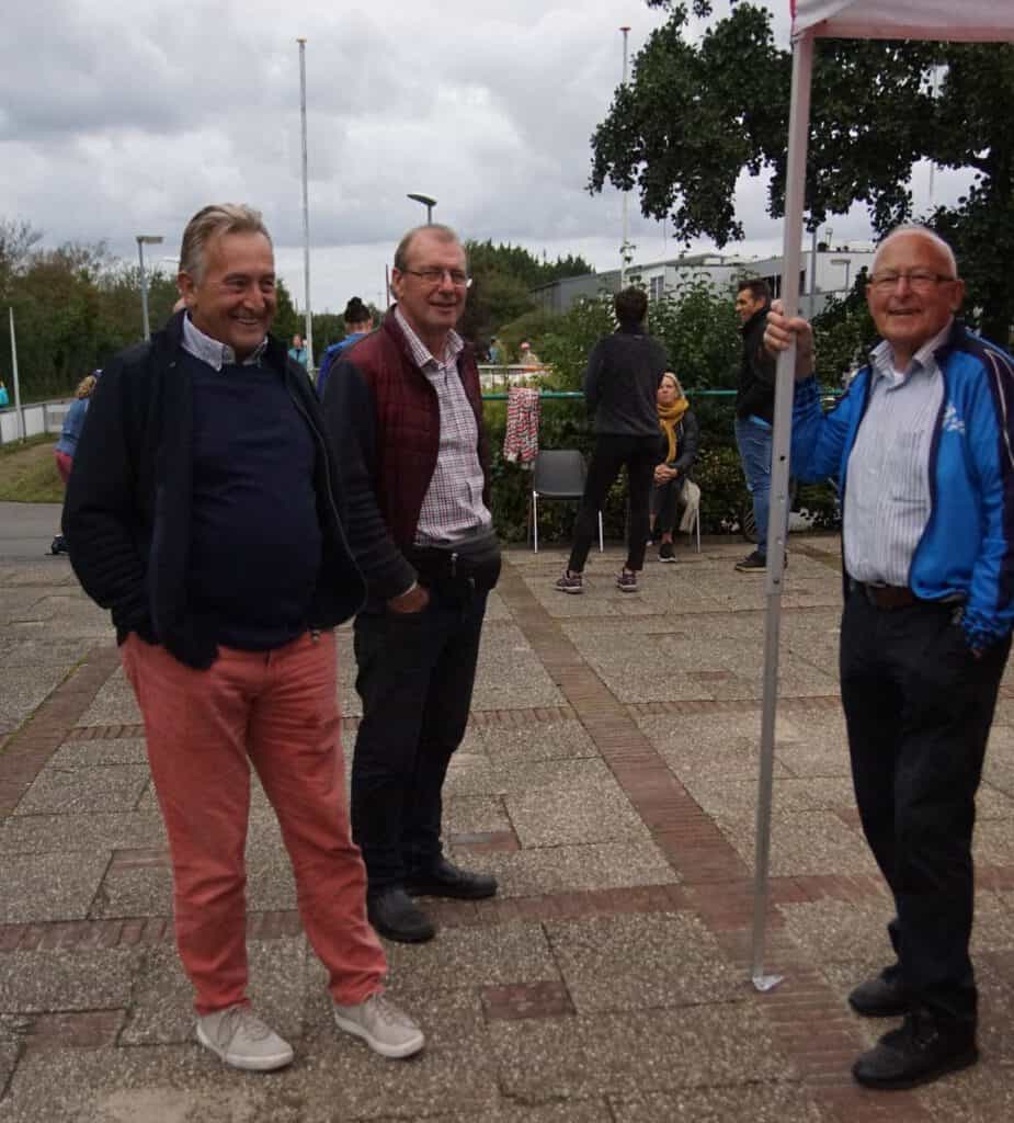 Douwe ter Schure (rechts op de foto) is op 12 september 2022 overleden op 92-jarige leeftijd. Een groot sportmens en de steun en toeverlaat van de Schaats- en  Skatevereniging Zwanenburg.