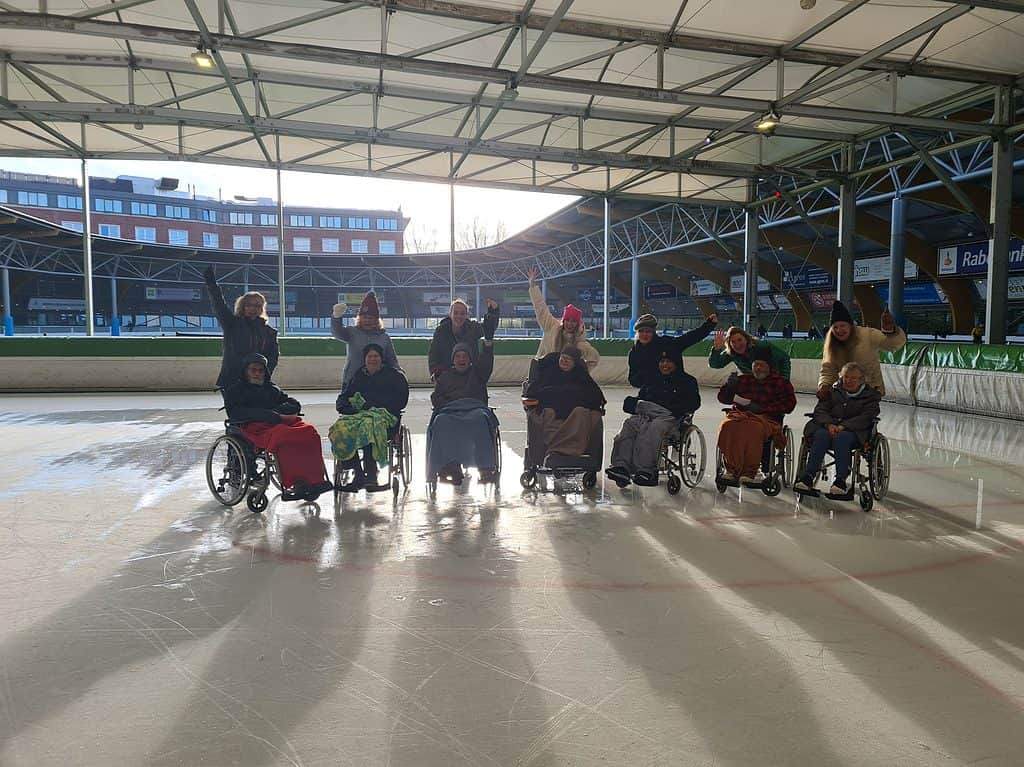 Rolstoelschaatsen op de ijsbaan in Haarlem. Zorginstellingen zijn van harte welkom om met de bewoners te komen rolstoelschaatsen