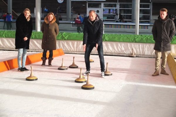 Groepje speelt Bavarian Curling op de IJsbaan Haarlem