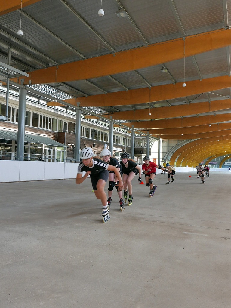 Groep skeeleraars op de IJsbaan Haarlem bij lessen van Kras Sport
