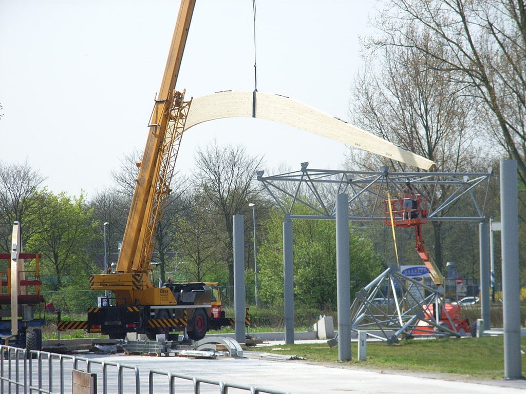 Bouw van de galerijoverkapping van de IJsbaan Haarlem in 2006. Een houtenspant wordt in positie getild.