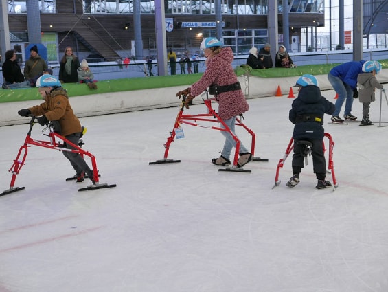 Schaatsframes voor kinderen met fysieke beperkig op de ijsbaan haarlem
