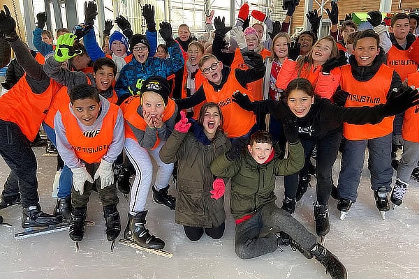 Foto van leerlingen bij het schoolschaatsen op de IJsbaan Haarlem