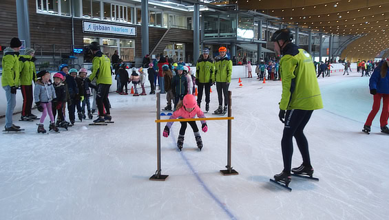 Jeugdschaatsen op zaterdagochtend op de IJsbaan Haarlem wordt gegeven voor de ijsclubs.
