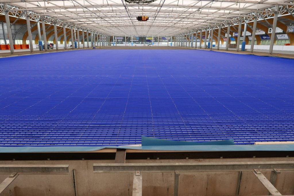 Nieuwe, kunststoffen leidingen op het middenterrein van de ijsbaan haarlem, zomer 2025

