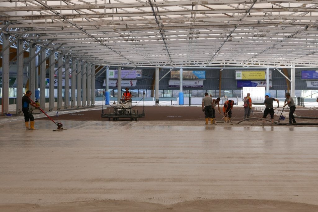 Betonstorten en betonvlinderen op de nieuwe ijsvloer op het middenterrein, zomer 2024
