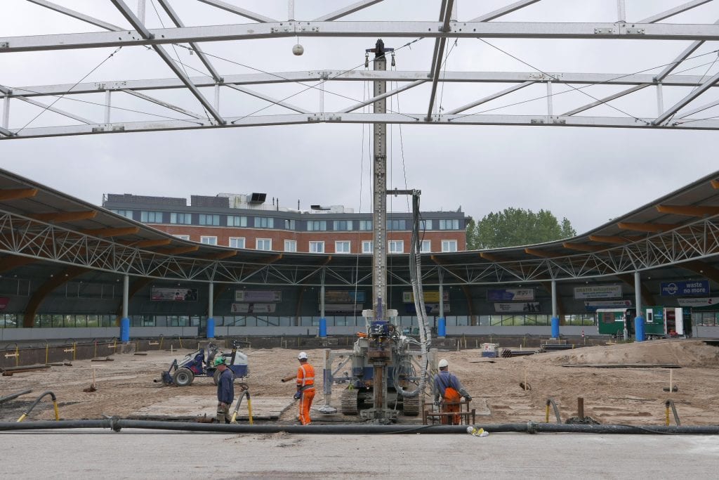 Funderingswerkzaamheden voor de nieuwe ijsvloer en overkapping op het middenterrein van de ijsbaan haarlem, zomer 2024