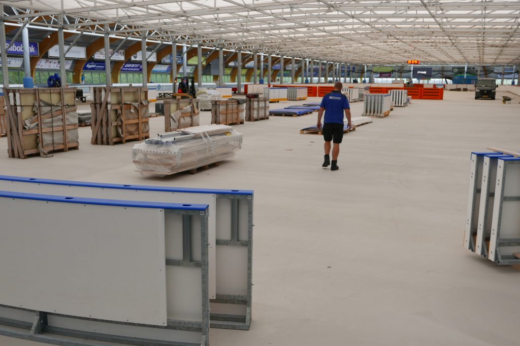 Montage van de ijshockeyboarding op de nieuwe ijsvloer op de ijsbaan haarlem, zomer 2025. 