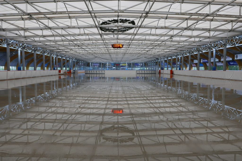 Foto de tentoverkapping op het middenterrein van de ijsbaan haarlem. Het gehele middenterrein is nu overkapt. Zomer 2025.